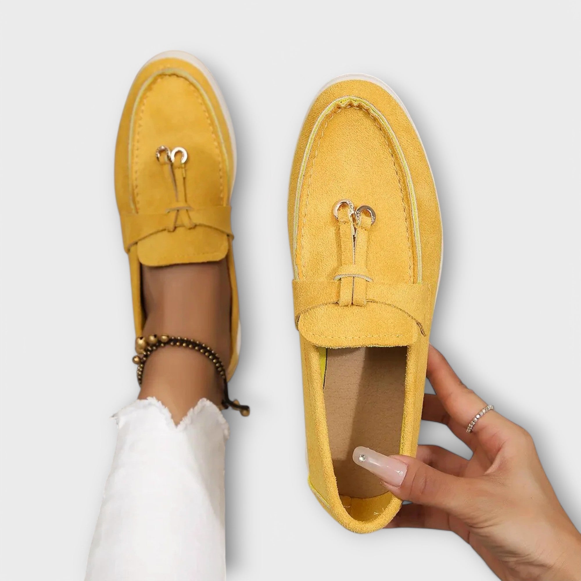 Mocassins Femininos Beiges com Cordão Decorativo
